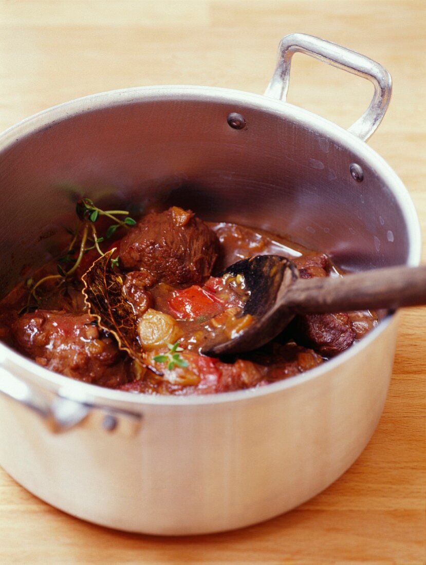 Boeuf Bourguignon (Geschmortes Rindfleisch in Rotweinsauce, Burgund) im Kochtopf