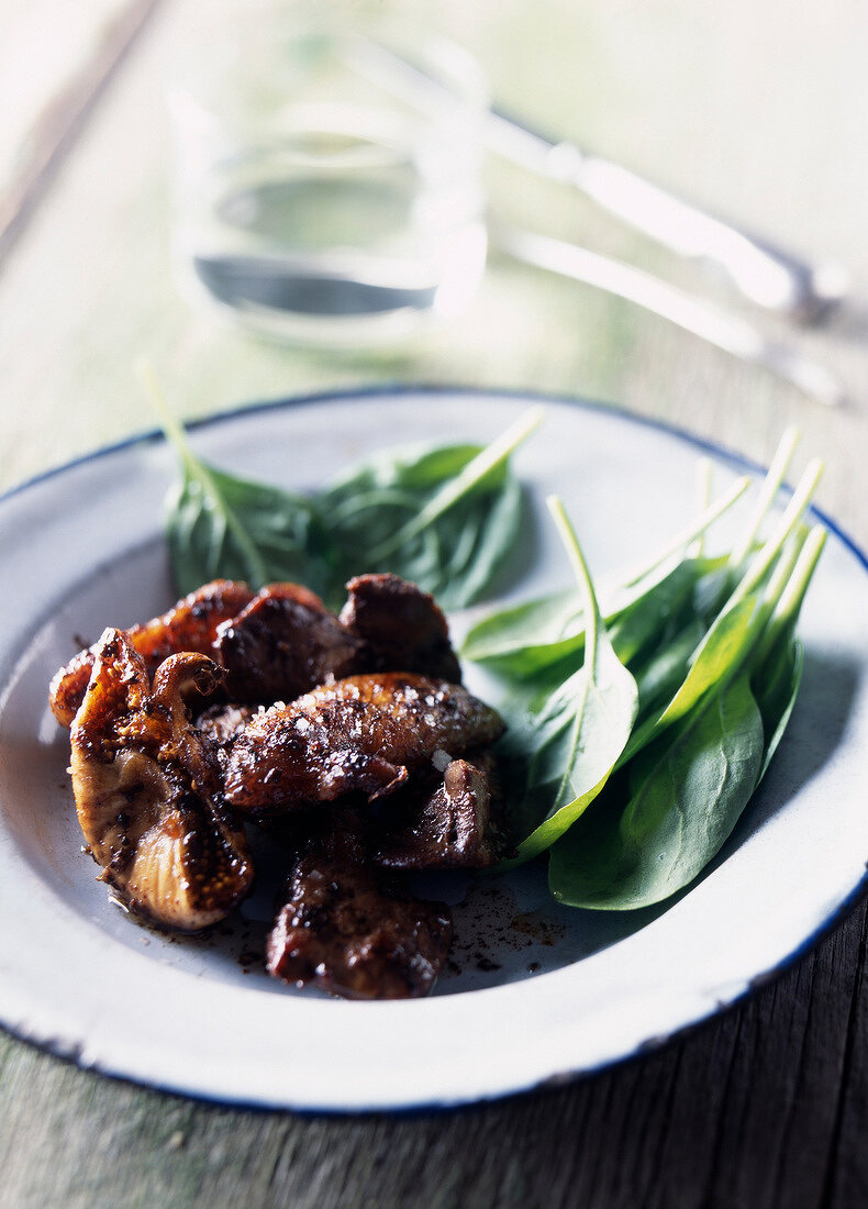 Pan-fried chicken livers with dried figs and spinach shoots