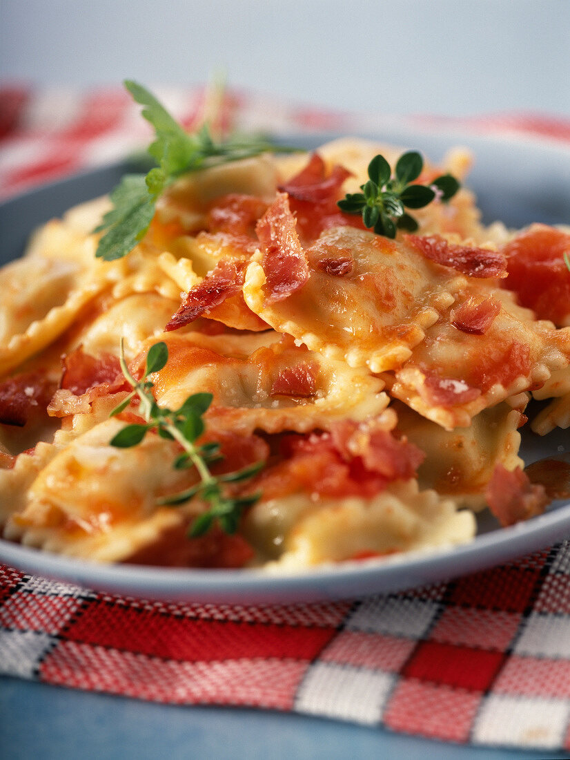 Raviolis with raw ham and tomato sauce