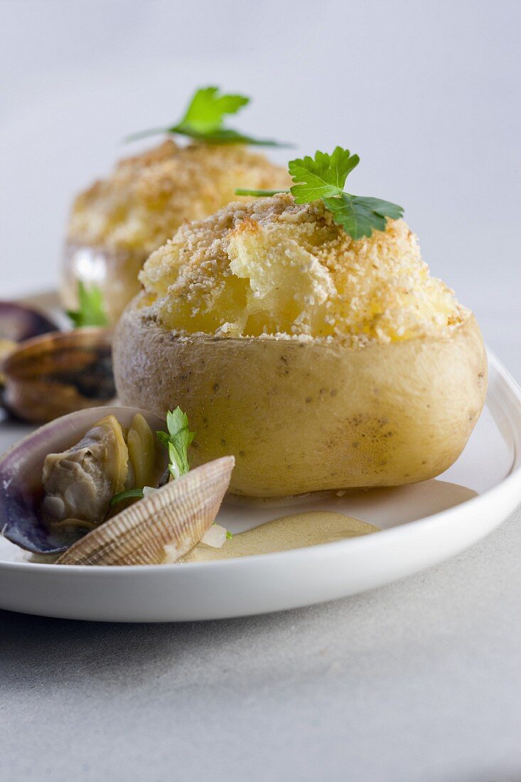 Baked potatoes with littleneck clams
