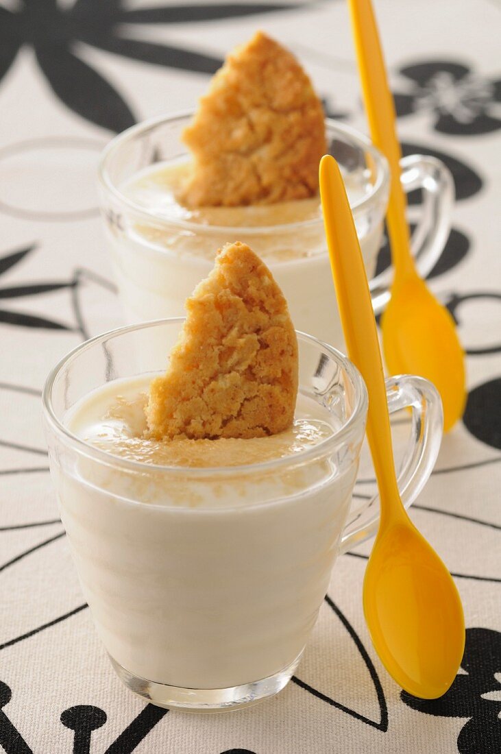 Yoghurt with brown sugar and Speculos