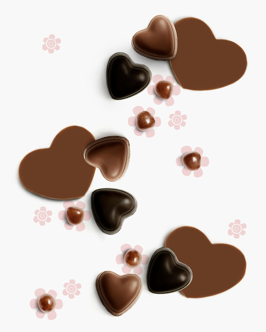 Mehrere Schokoladenherzen (Zartbitter und Vollmilch)