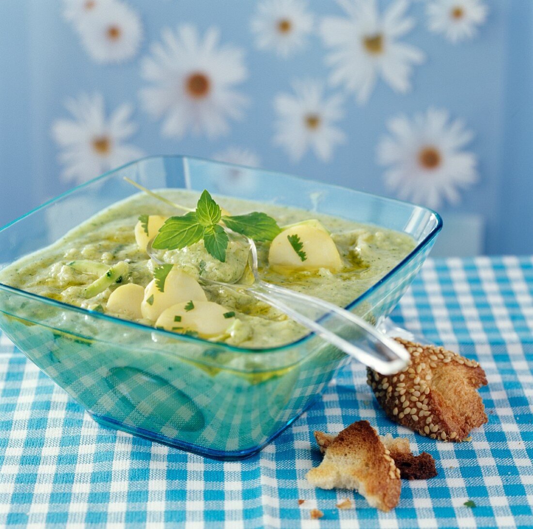 Kalte Kartoffel-Zucchini-Suppe mit Minze