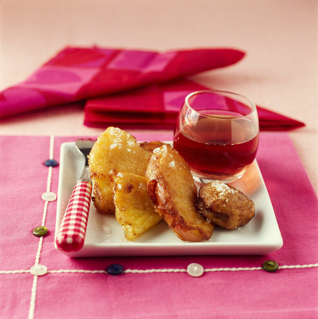 Frittiertes Obst mit gewürztem Johannisbeer-Sirup