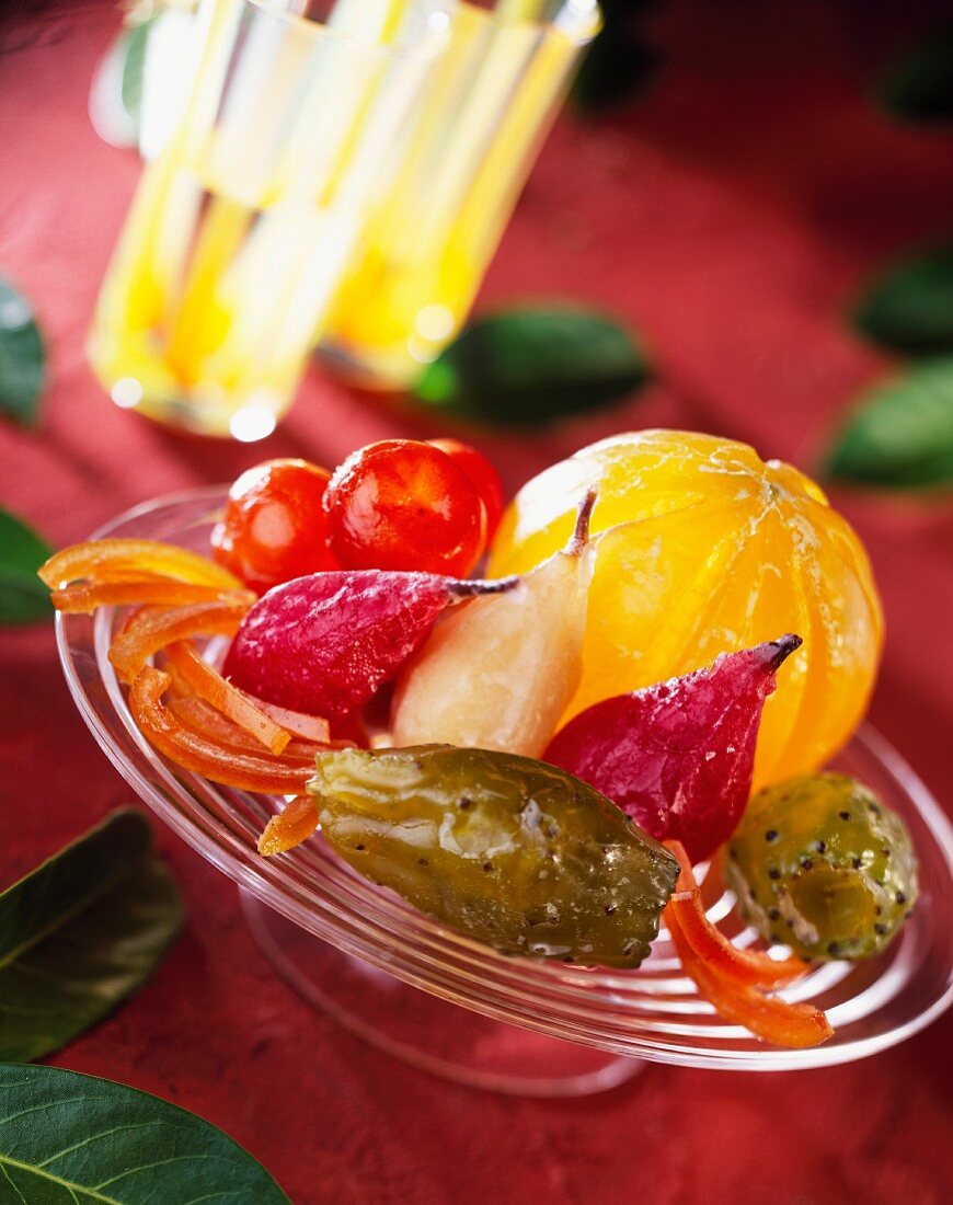 Verschiedene kandierte Früchte auf einem Glasteller