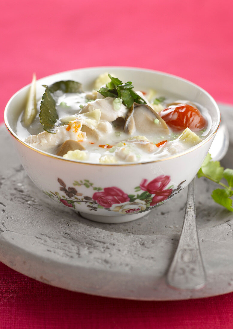 Tom ka kai (Thailändische Hähnchensuppe mit Kokosmilch und Galangal)