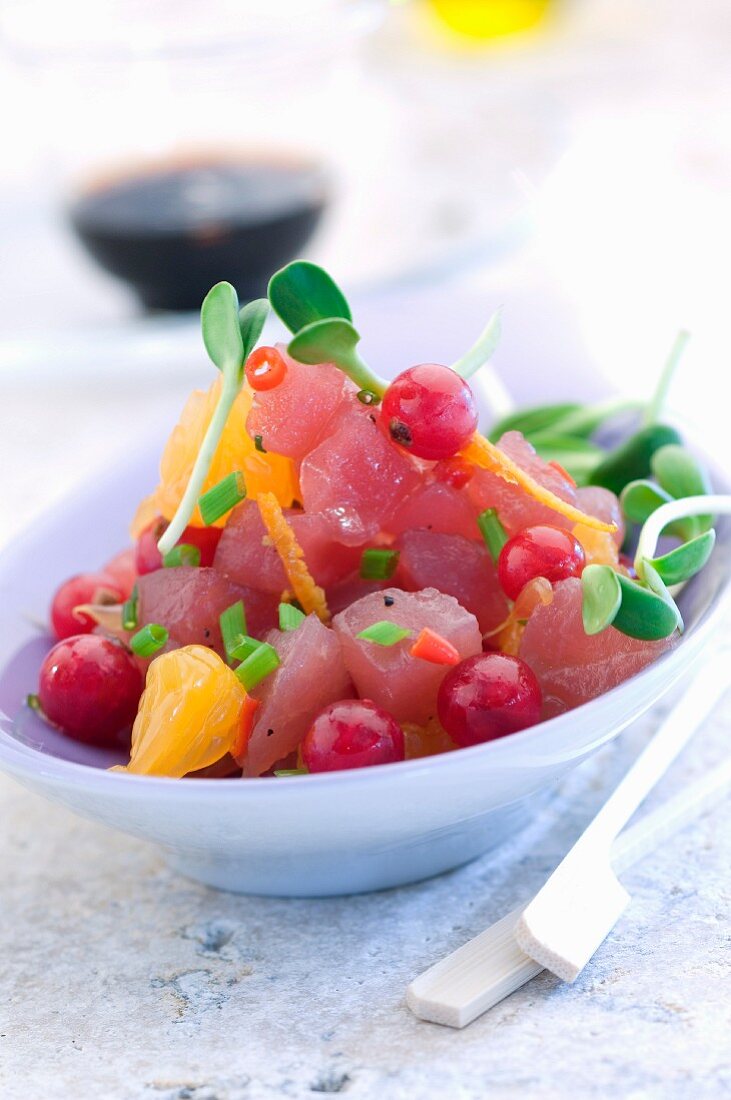 Salat mit rohem Thunfisch, Mandarinen und Johannisbeeren