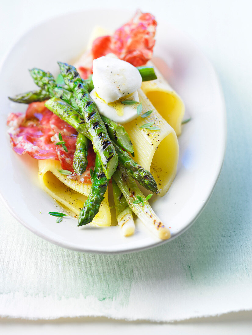 Frühlingsnudeln mit gegrilltem Spargel, Schinken und Mozzarella