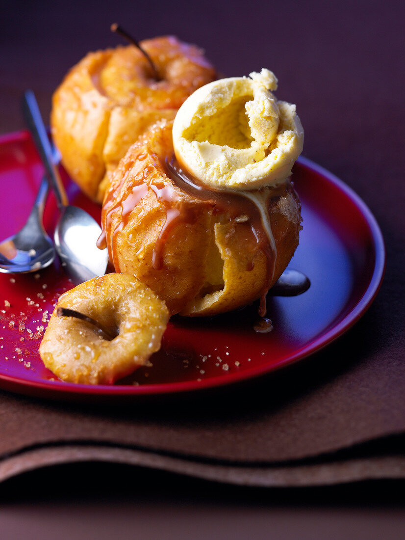 Baked apple with honey Carambar ice cream