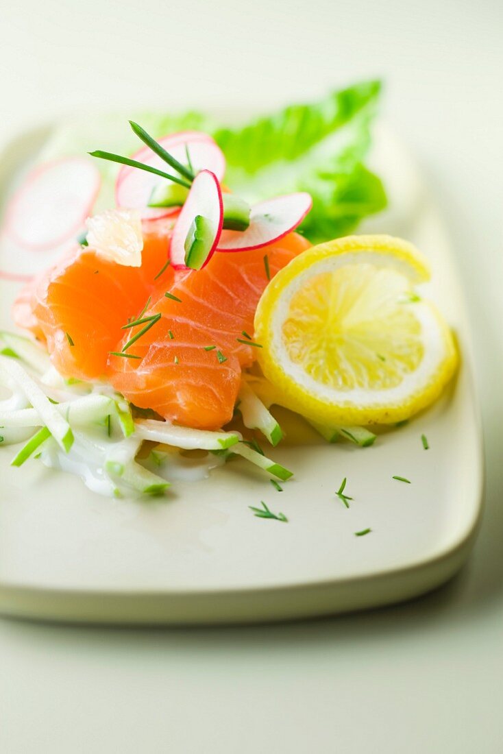 Salat mit Lachs, Apfel und Radieschen