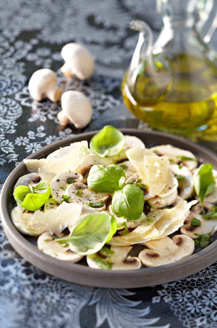 Champignon-Carpaccio mit Basilikum und Parmesan