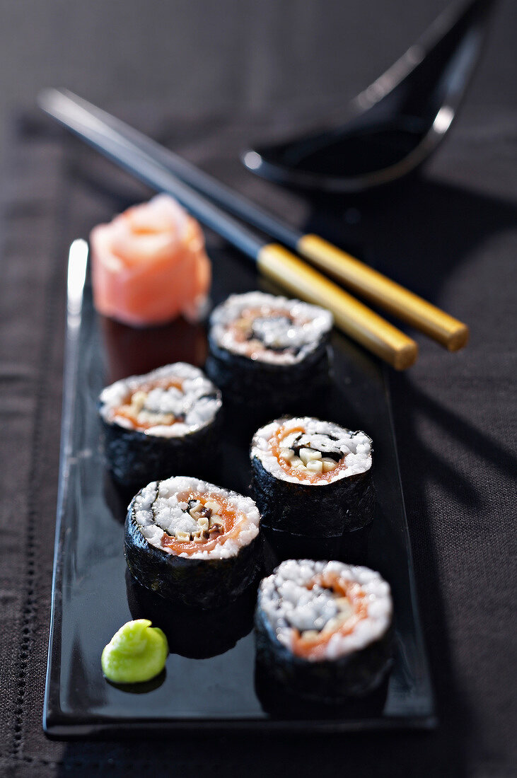 Maki-Sushi mit Lachs und Pilzen (Japan)