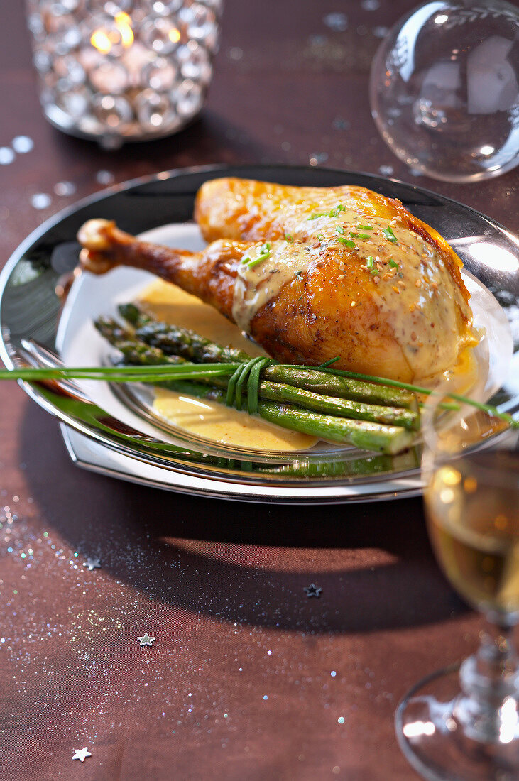 Poulard hen in white wine sauce with green asparagus