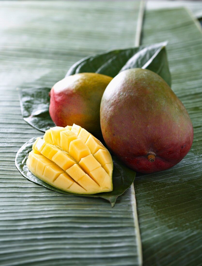 Mango ganz und aufgeschnitten