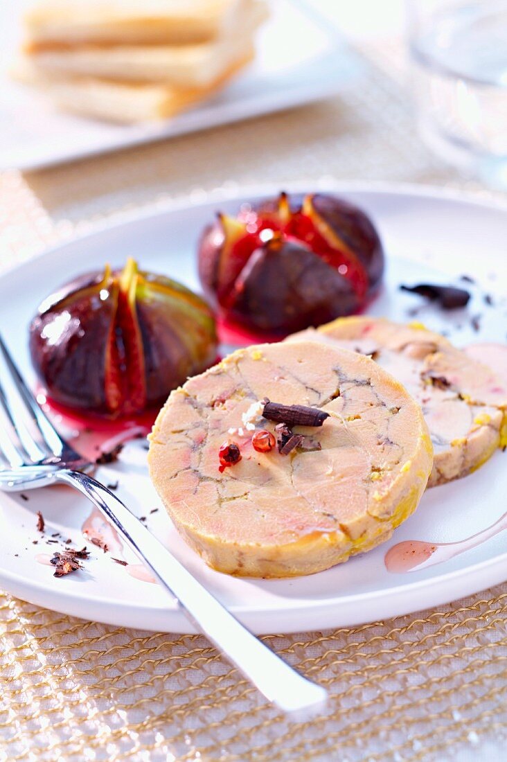 Foie gras with cocoa, figs roasted with honey and balsmic vinaigar