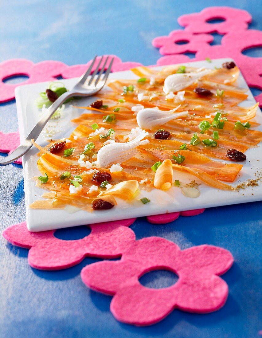 Carpaccio mit jungen Karotten und Frühlingszwiebeln