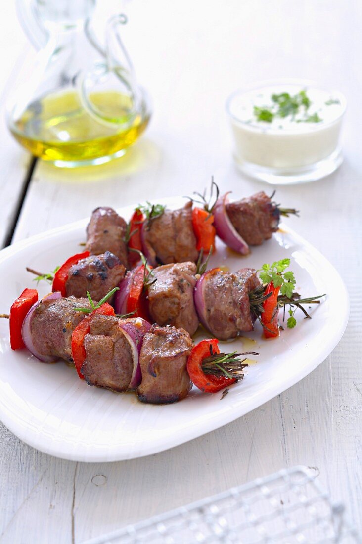 Lamb brochettes with chive yoghurt sauce