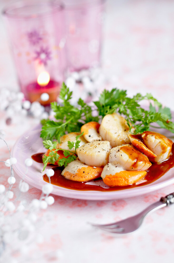 Roast scallops with herbs and caramel sauce