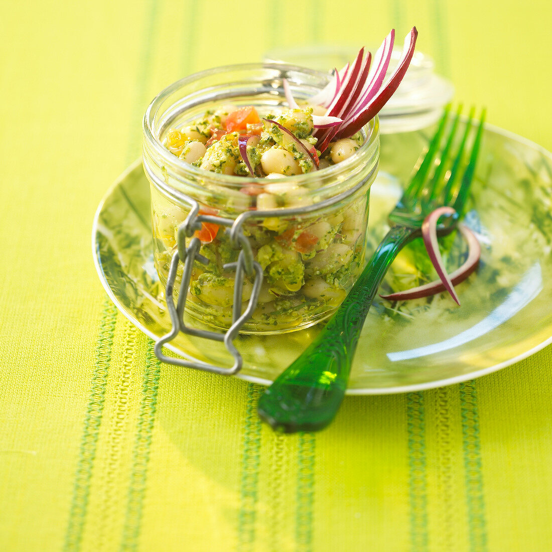 Bohnensalat mit weissen Bohnen, Zwiebeln, Tomaten und Kräutern