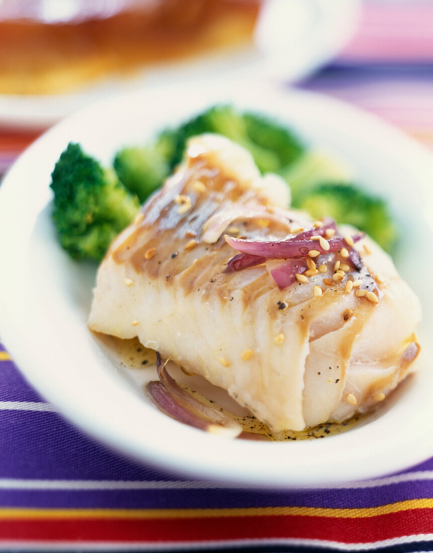 Steam-cooked cod with sesame seeds and red onion