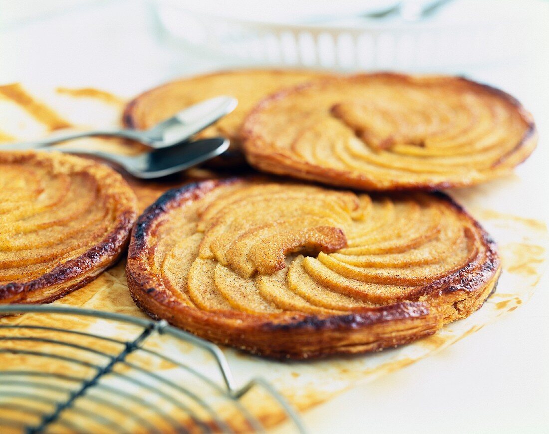 Blätterteiggebäck mit Apfel und Zimt