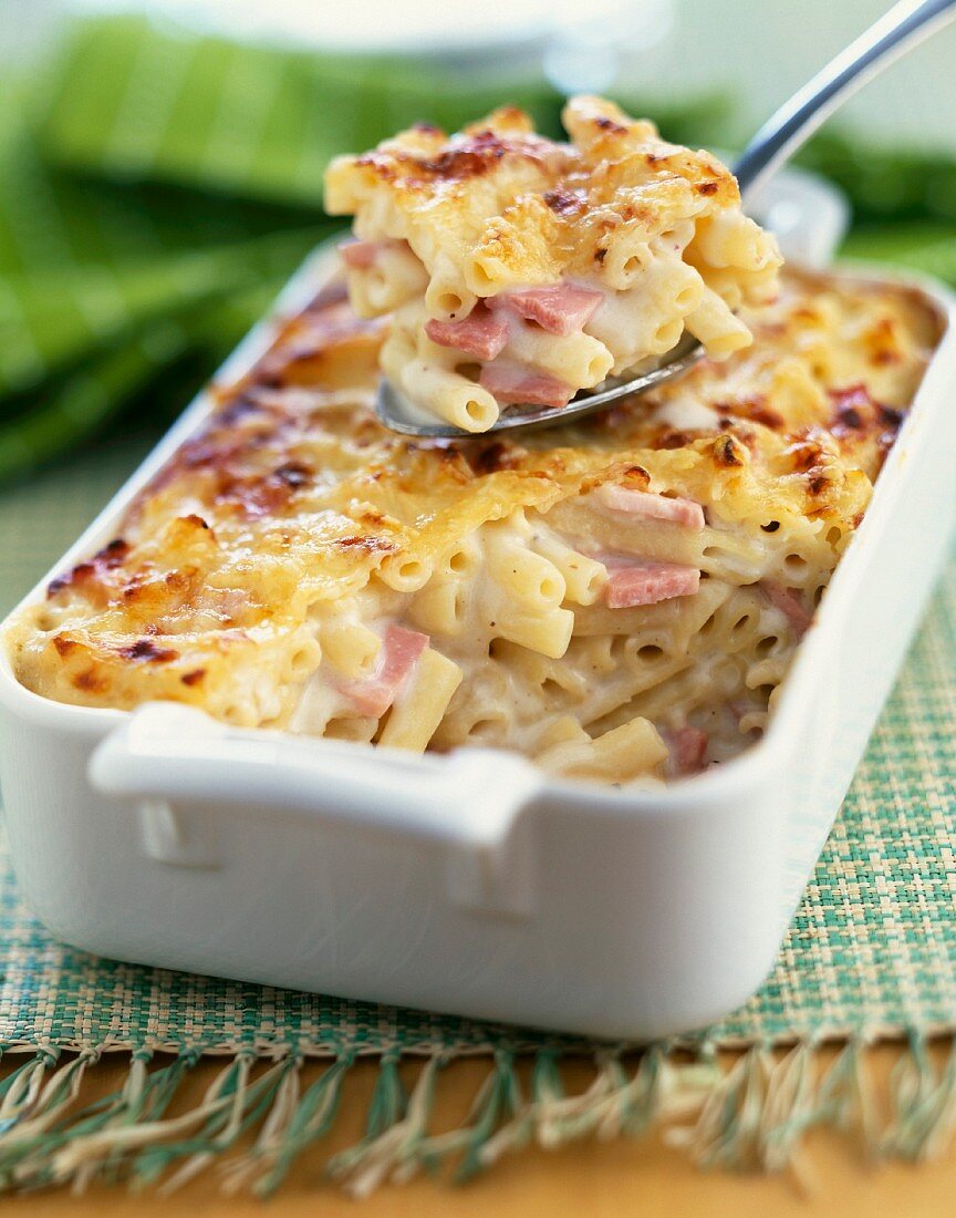 Macaronis and ham cheese-topped dish