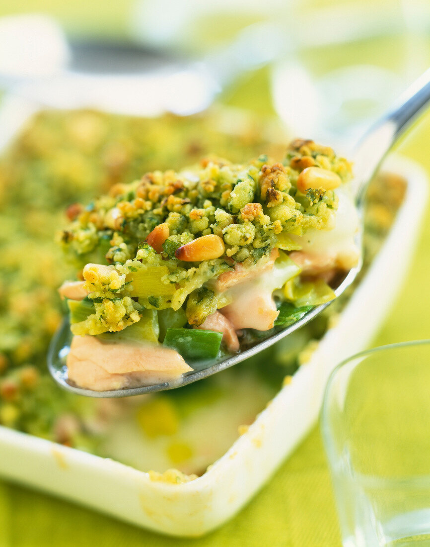 Lachs-Lauch-Crumble mit Pinienkernen