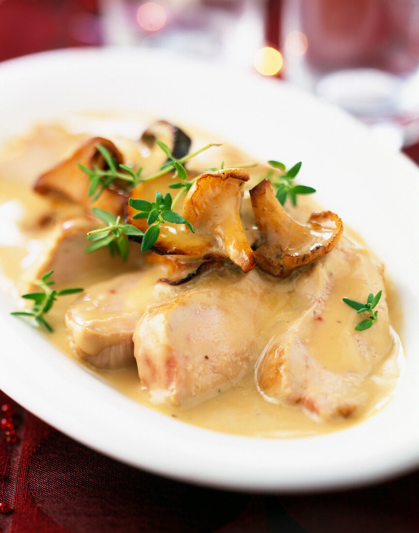 Guinea-fowl breasts with mushrooms and creamy sauce