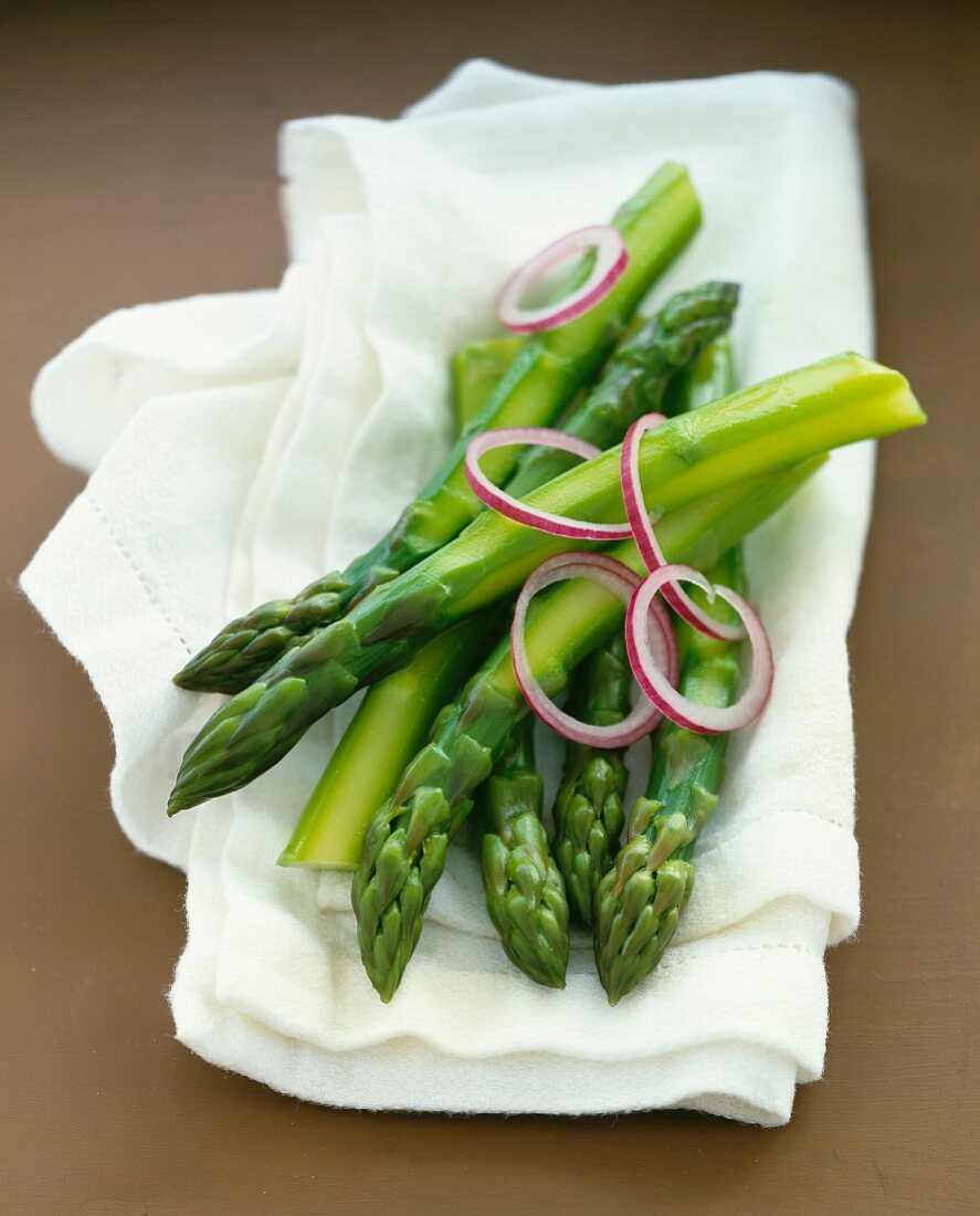 Grüner Spargel mit Zwiebelringen