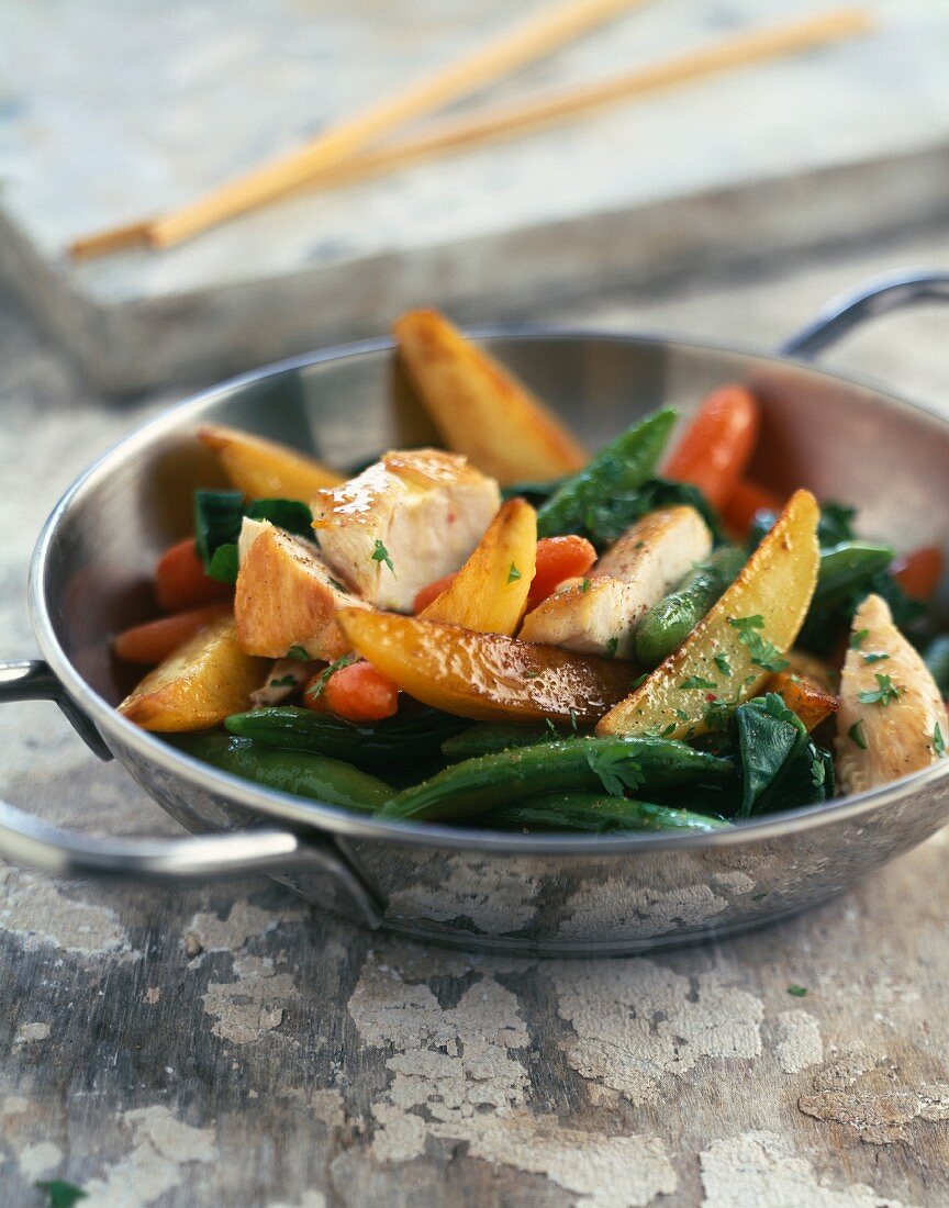 Hähnchen mit Gemüse und Kartoffeln aus dem Wok