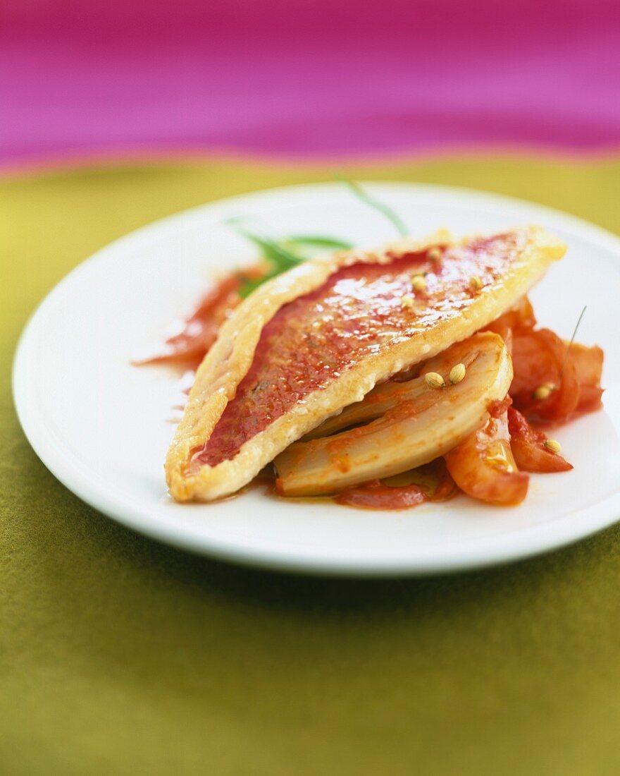 Red mullet fillets with pan-fried fennel on stewed oranges