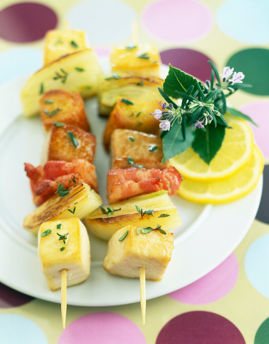 Hähnchenfleischspiesse mit Fenchel, Brot und Speck