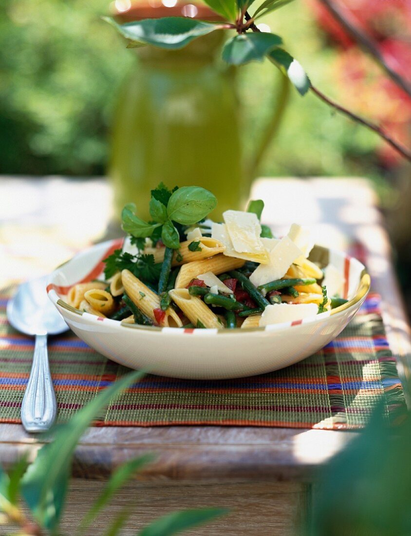 Nudelsalat mit Penne, grünen Bohnen und marinierten Tomaten