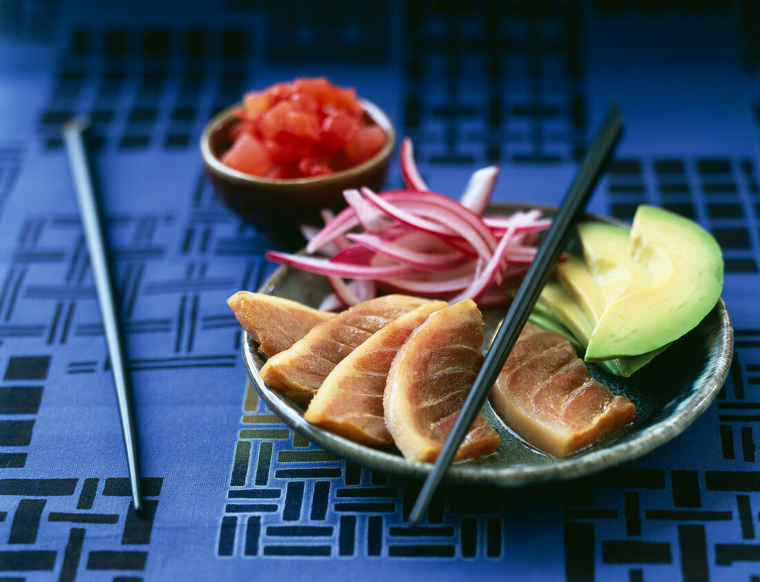 Asiatischer Salat mit frischem Thunfisch, Avocado, Zwiebeln und Tomaten