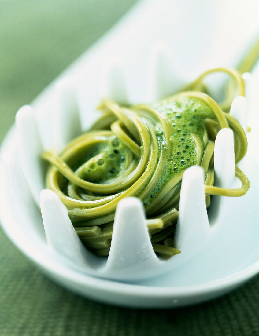 Green Matcha tea -flavored noodles with mint dressing