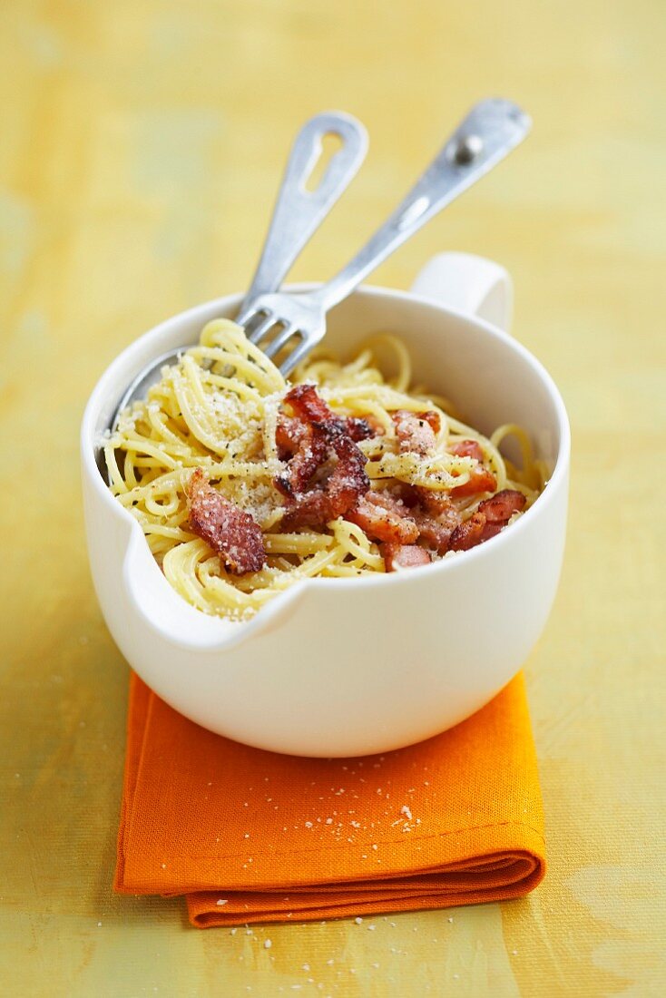 Spaghetti alla carbonara (Spaghetti mit Speck und Ei, Italien)