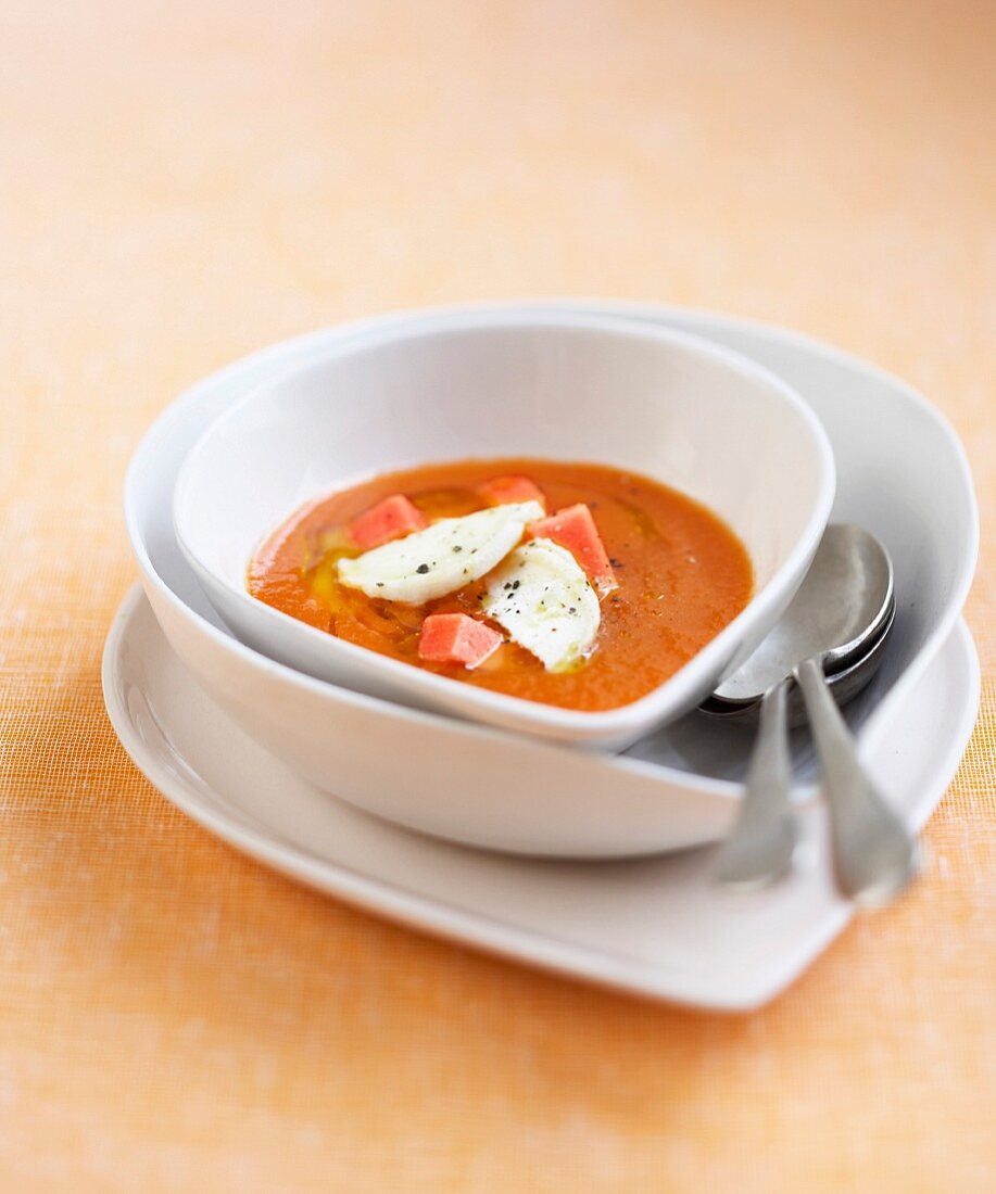 Kalte Suppe aus Tomaten und Wassermelone