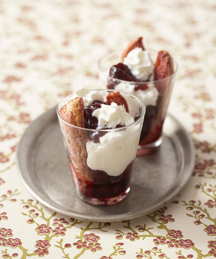 Sauerkirsch-Trifle mit Himbeermarmelade