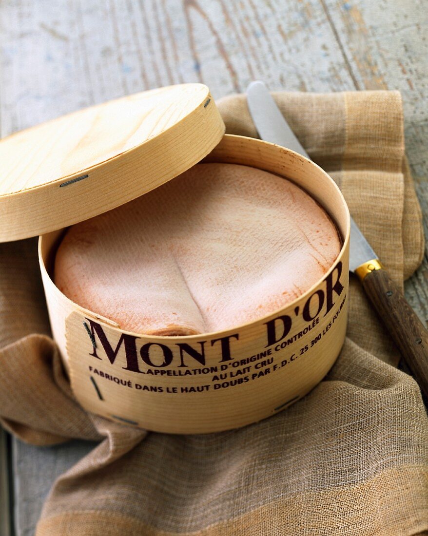 Mont d'Or Käse im Käsekörbchen