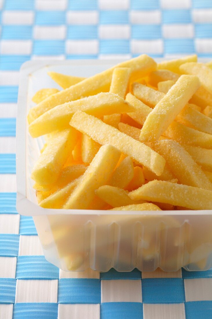 Pommes Frites in einer Plastikschale