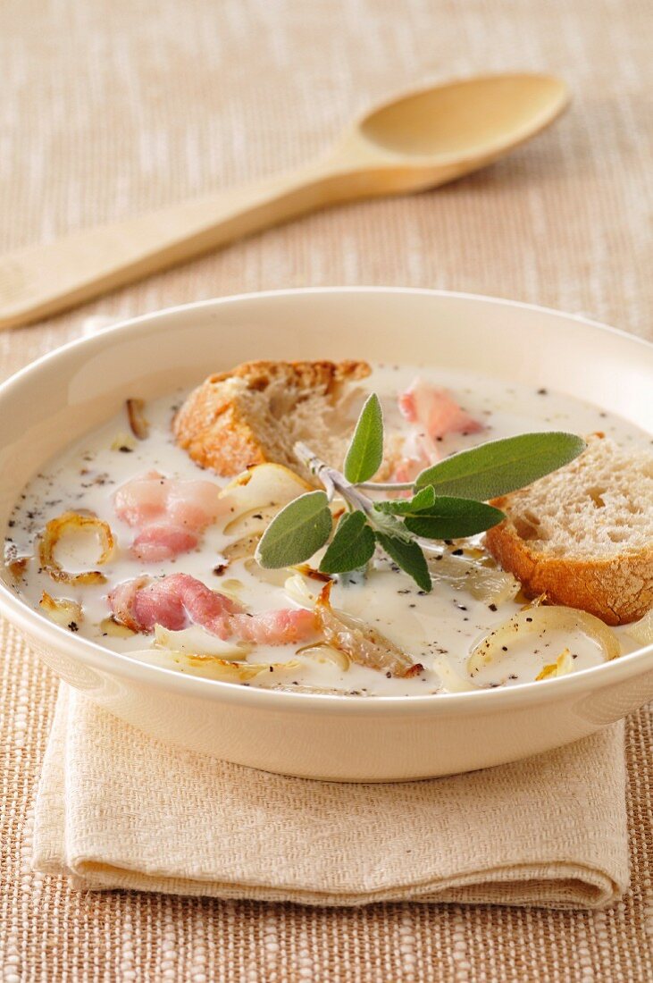 Suppe mit Milch, Zwiebeln und Speck