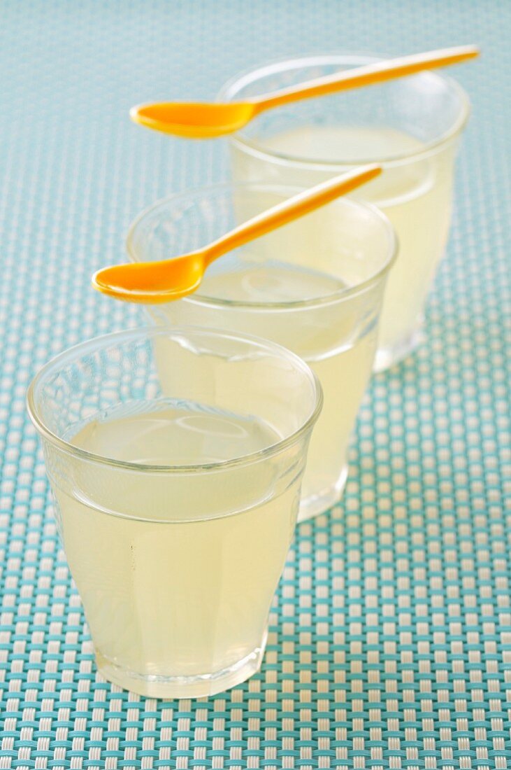 Gläser mit Zitronensirup