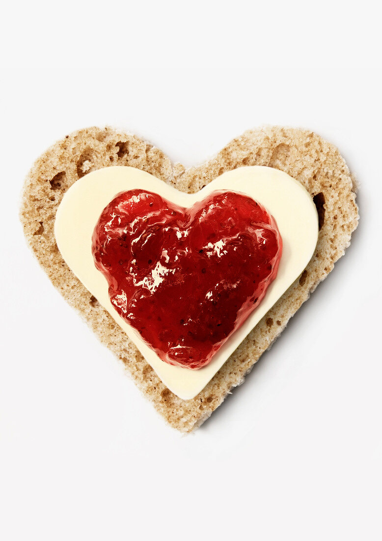 Herz-Brot mit Butter und Marmelade