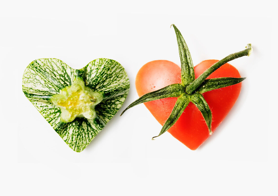 Zwei Herzen aus Zucchini und Tomate
