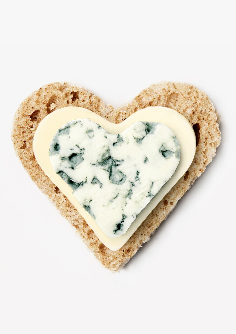 Herz-Brot mit Butter und Blauschimmelkäse