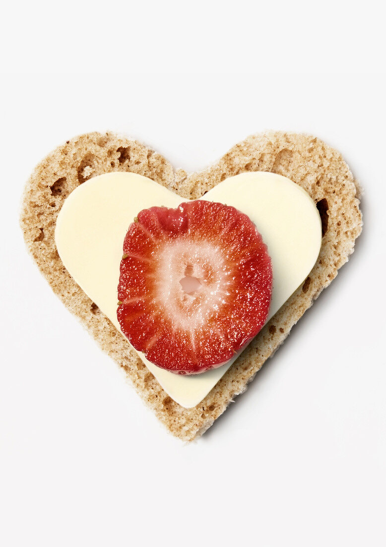 Herz-Brot mit Butter und Erdbeerscheibe