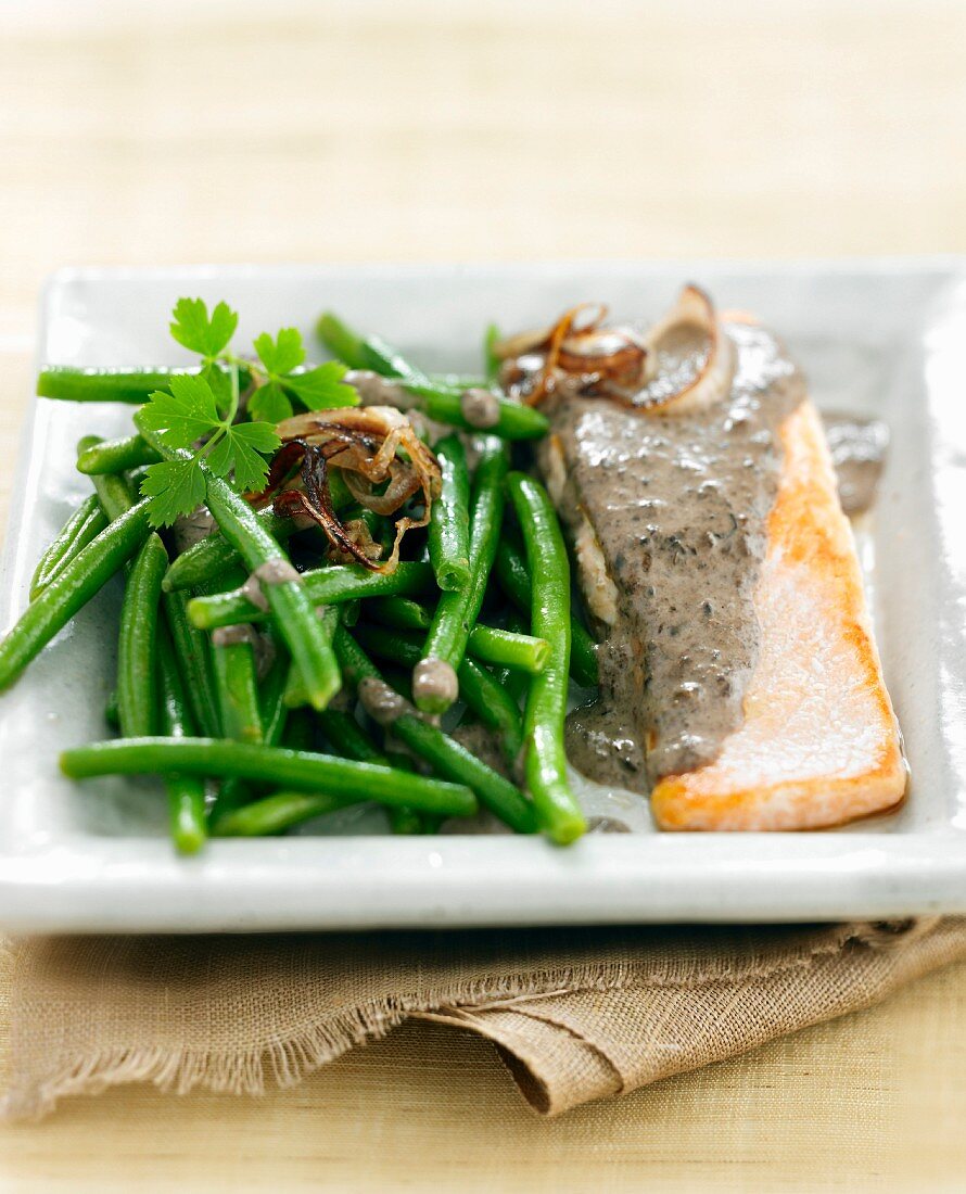 Lachsfilet mit Olivensauce und grünen Bohnen