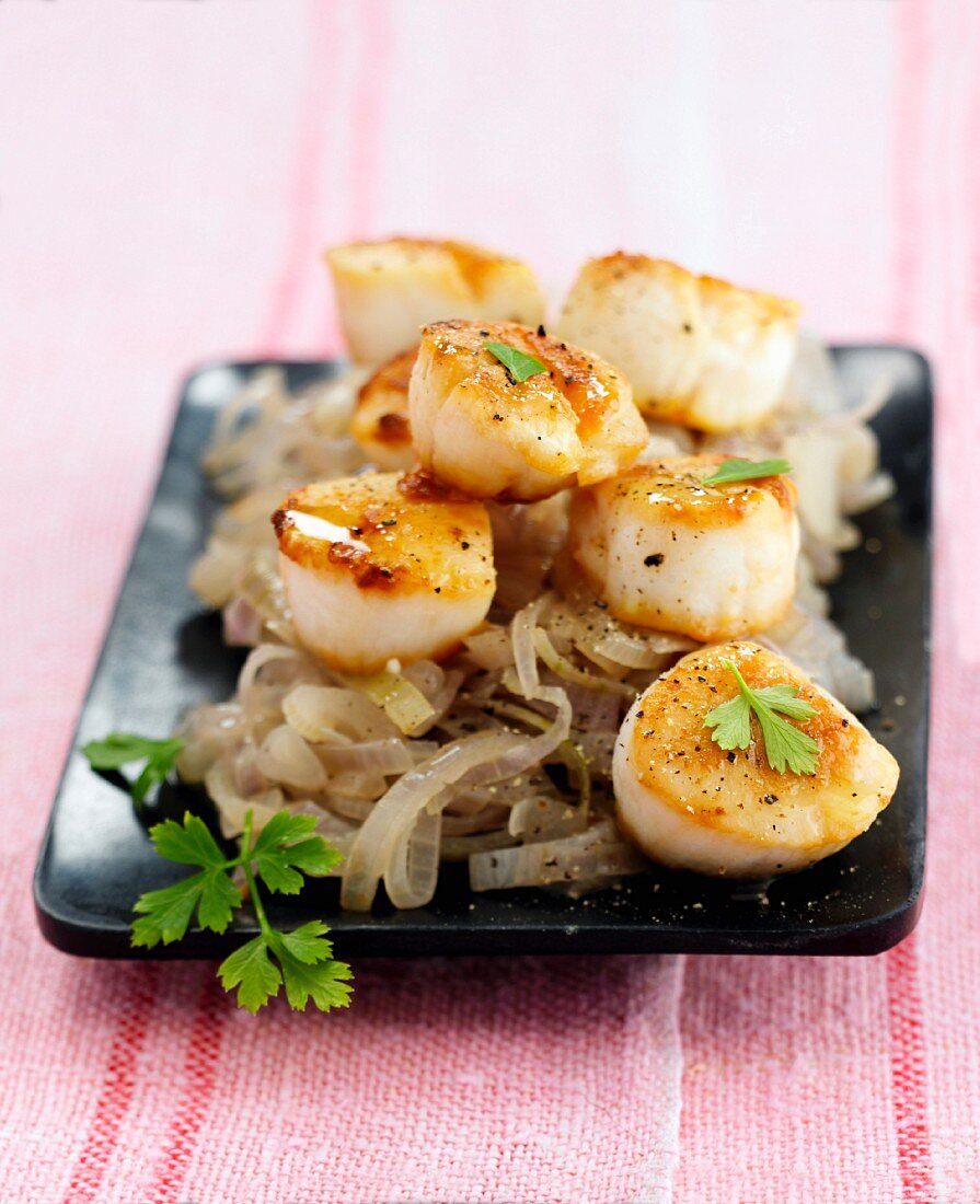 Pan-fried scallops with shallots