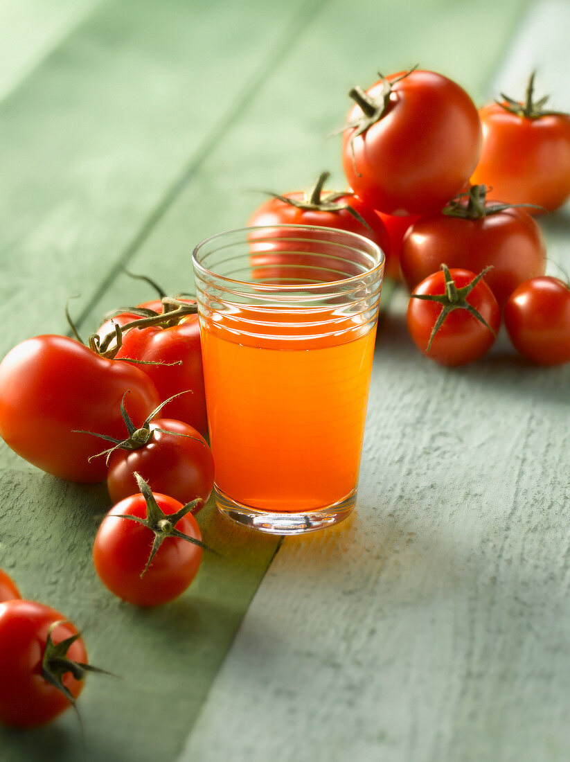 Tomatensaft im Glas und Tomaten