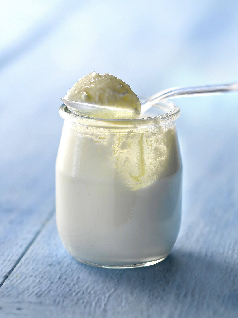 Frischer Joghurt im Glas und auf Löffel